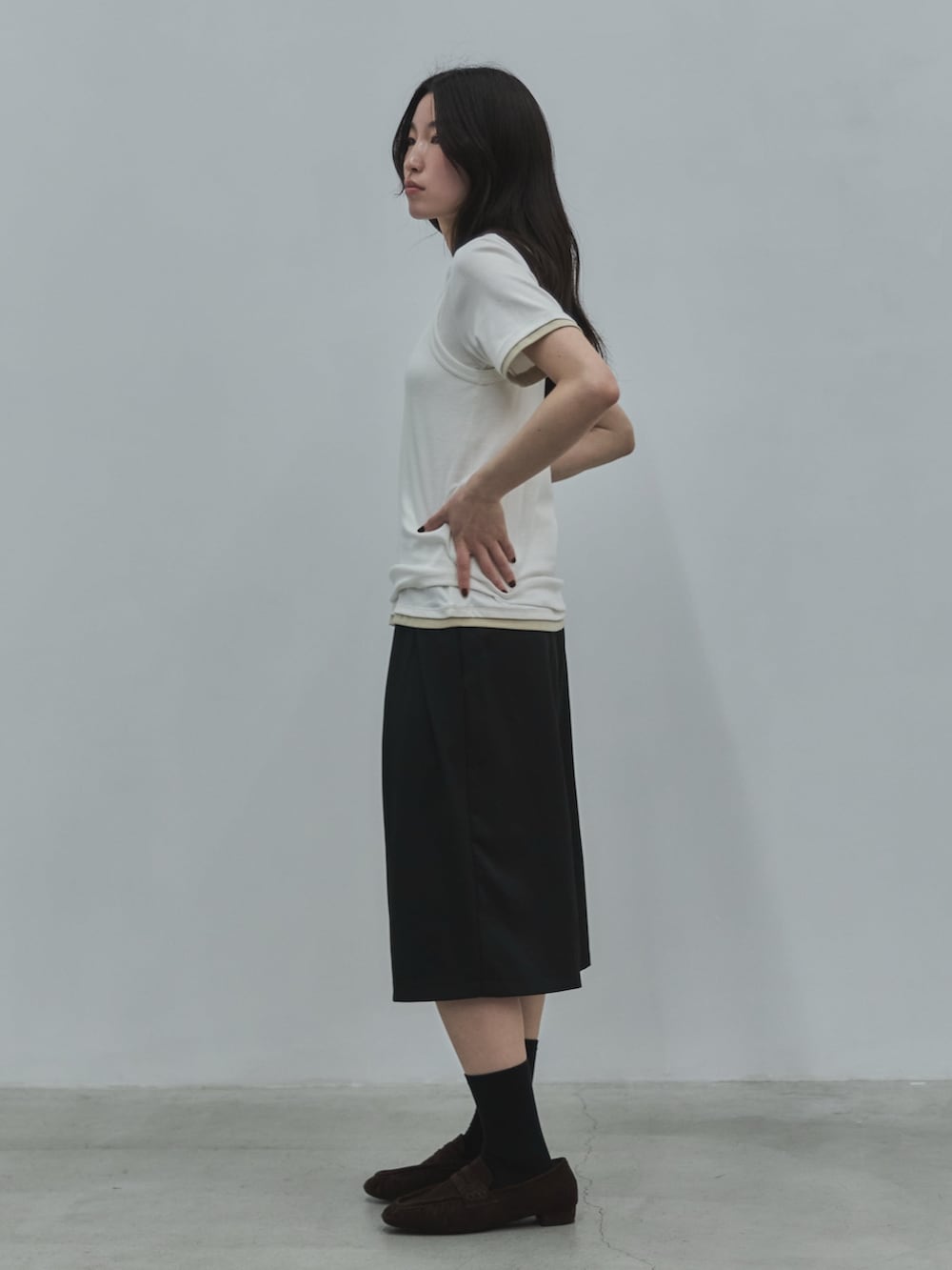 ブラック系のその他パンツ、ホワイト系のTシャツ/カットソー、ホワイト系のタンクトップを着用したレディースの夏コーディネートの2枚目の写真