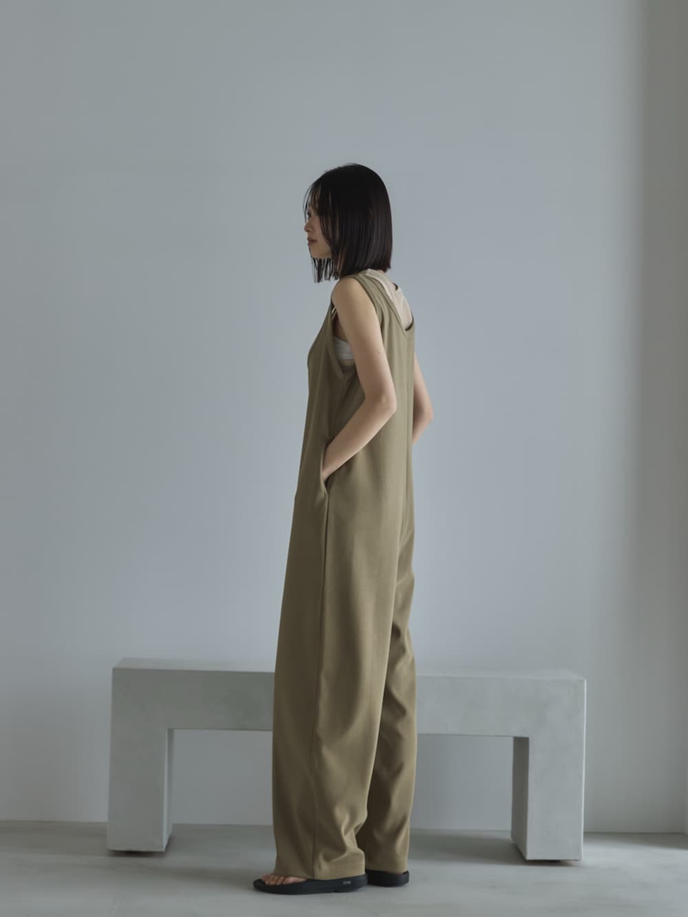 ベージュ系のタンクトップ、ブラック系のサンダル、ベージュ系のサロペット/オーバーオールを着用したレディースの春コーディネートの2枚目の写真