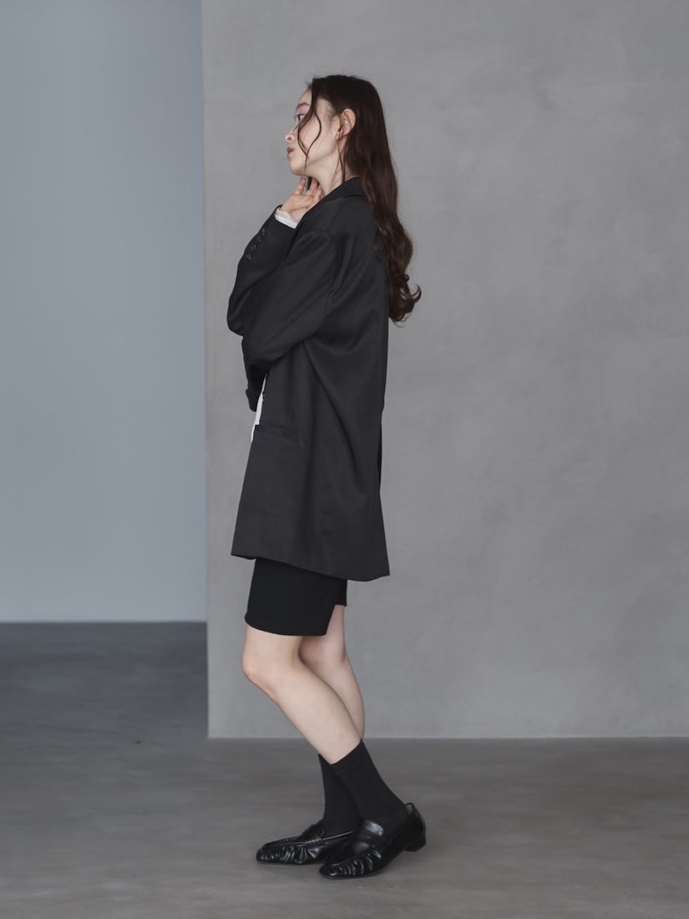 ブラック系のテーラードジャケット、ホワイト系のTシャツ/カットソー、ブラック系のその他パンツを着用したレディースの春コーディネートの2枚目の写真