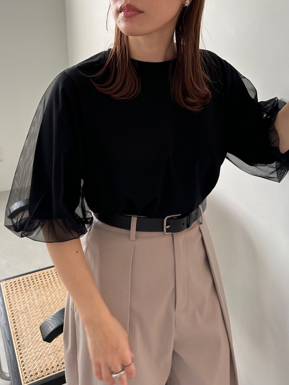 ブラック系のTシャツ/カットソー、ベージュ系のその他パンツ、その他のその他を着用したレディースの春コーディネートの3枚目の写真