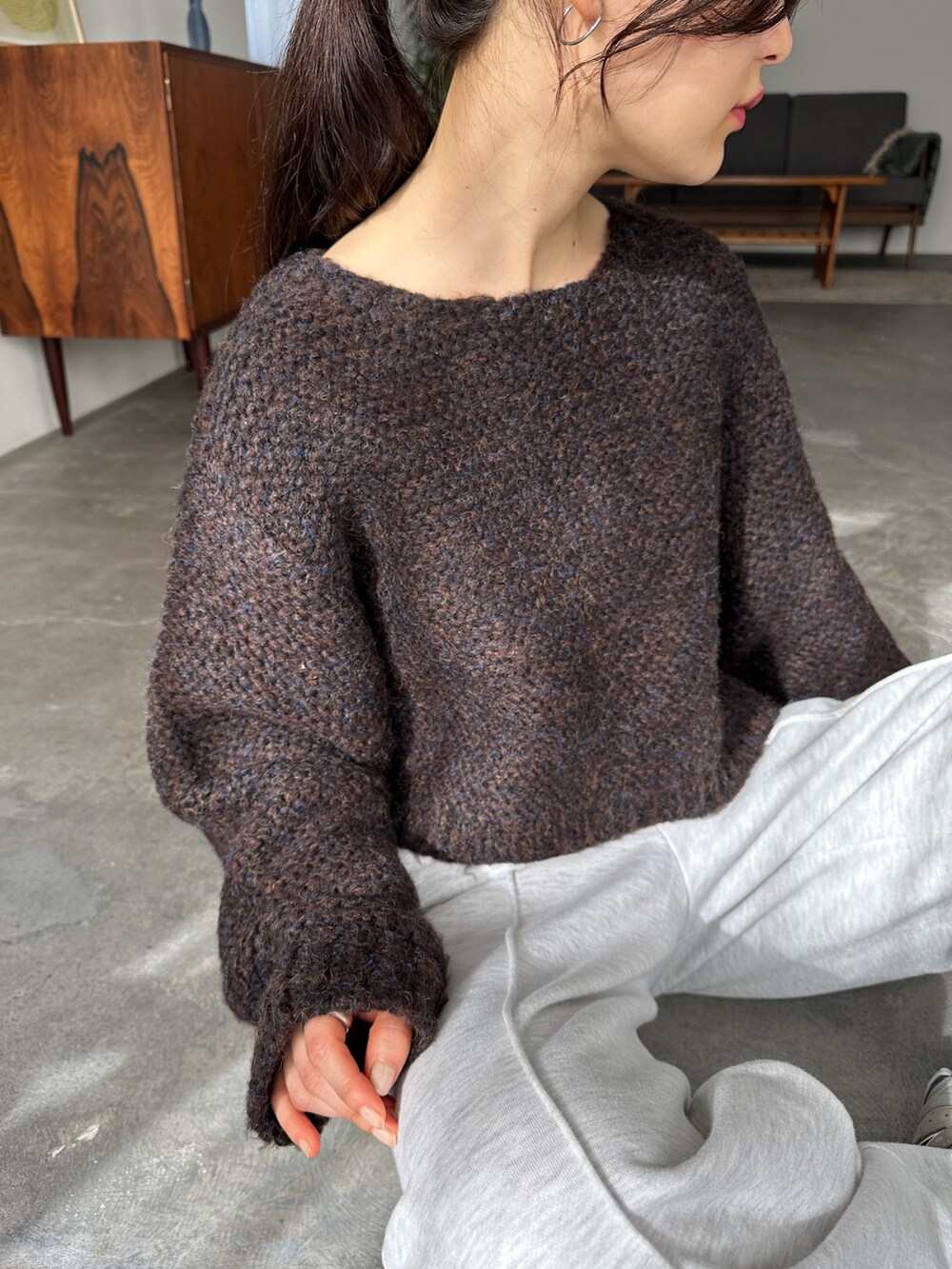 ブラウン系のニット/セーター、ベージュ系のスウェットパンツ、その他のその他を着用したレディースの冬コーディネートの3枚目の写真