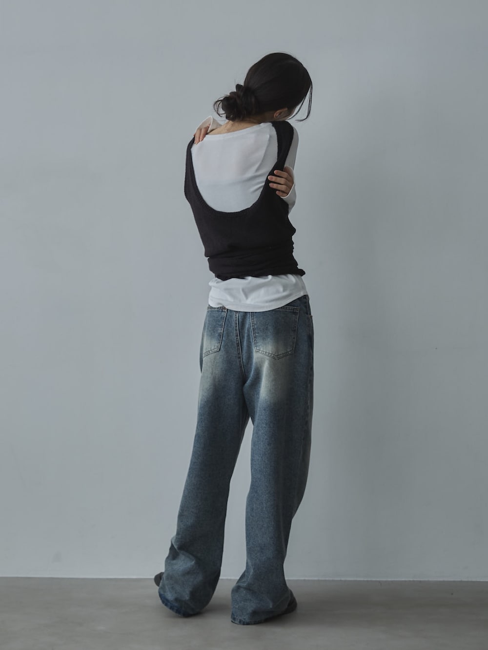 ホワイト系のTシャツ/カットソー、ブラック系のその他トップス、ブラック系のその他シューズを着用したレディースの春コーディネートの3枚目の写真