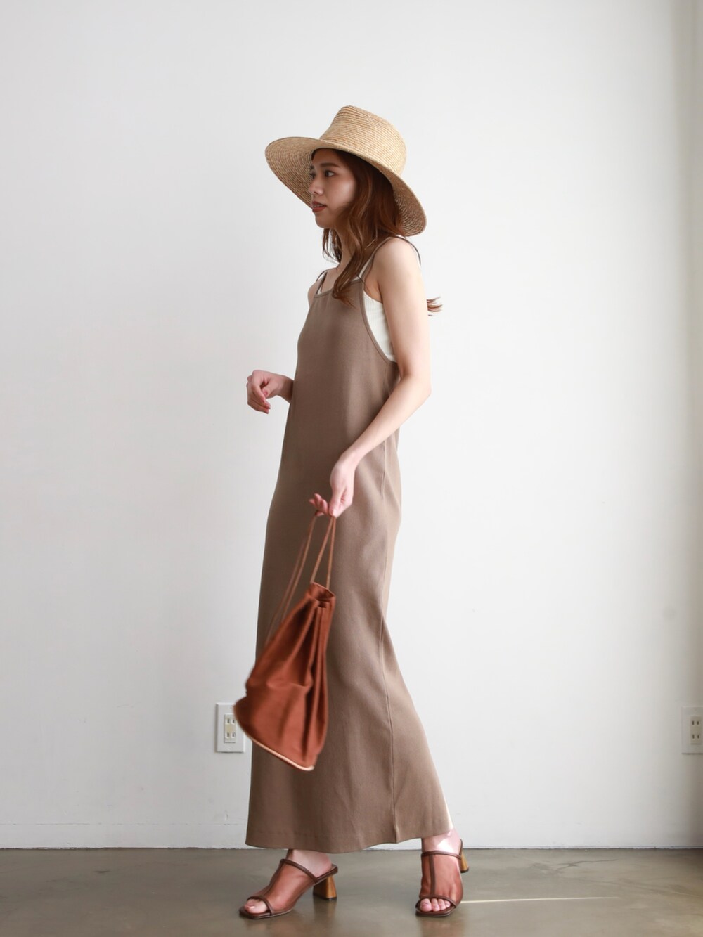 ブラウン系のワンピース、ブルー系のシャツ/ブラウス、ブラウン系のサンダルを着用したレディースの春コーディネートの2枚目の写真