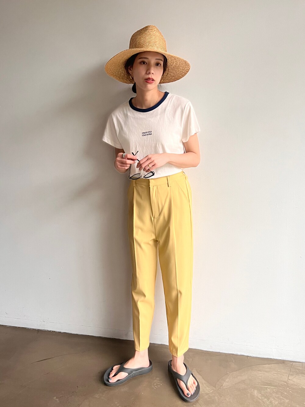 ブルー系のTシャツ/カットソー、イエロー系のスラックス、ブラック系のサンダルを着用したレディースの夏コーディネートの2枚目の写真