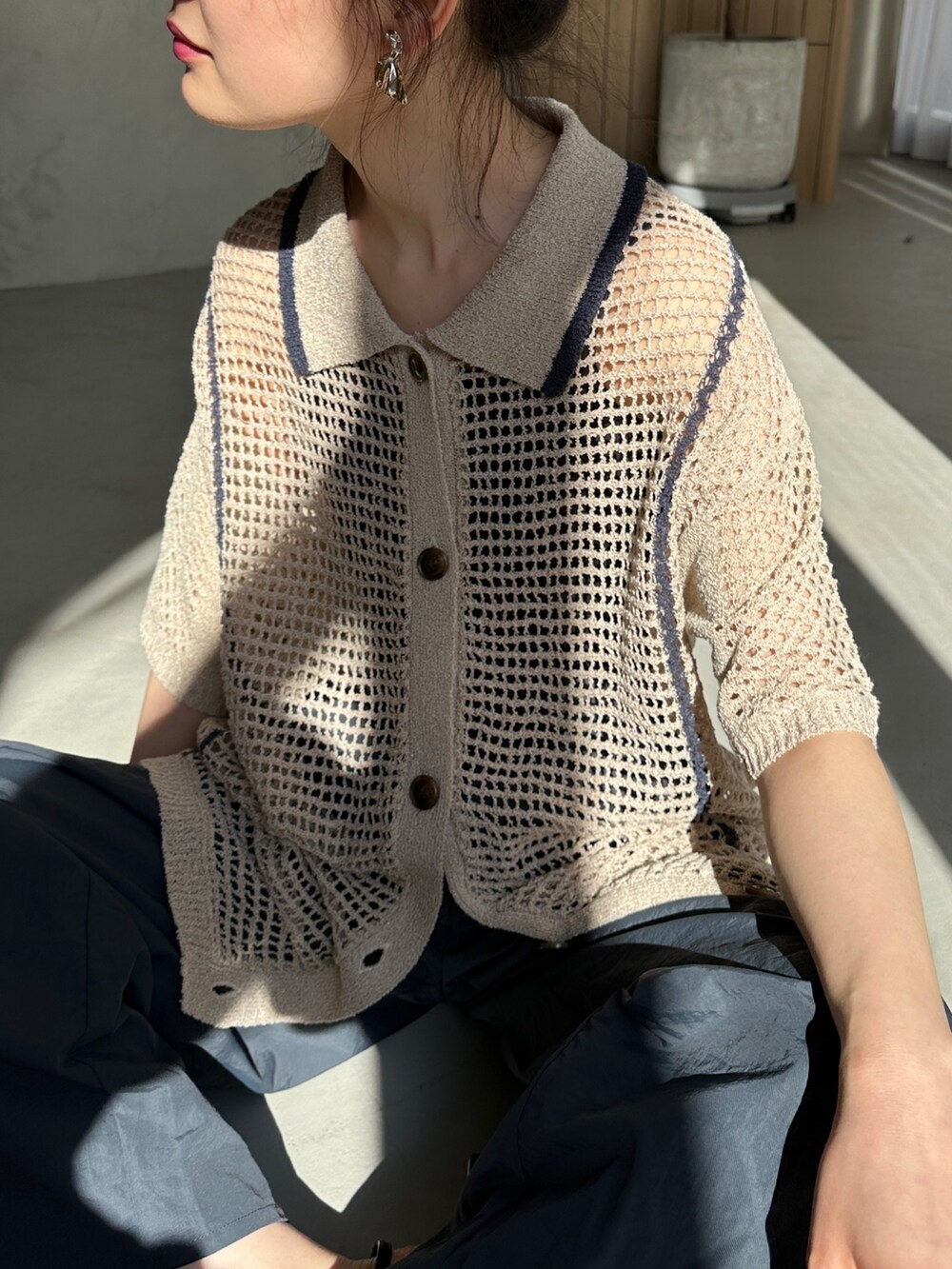 ベージュ系のニット/セーター、ブルー系のその他パンツ、ブラック系のサンダルを着用したレディースの春コーディネートの3枚目の写真