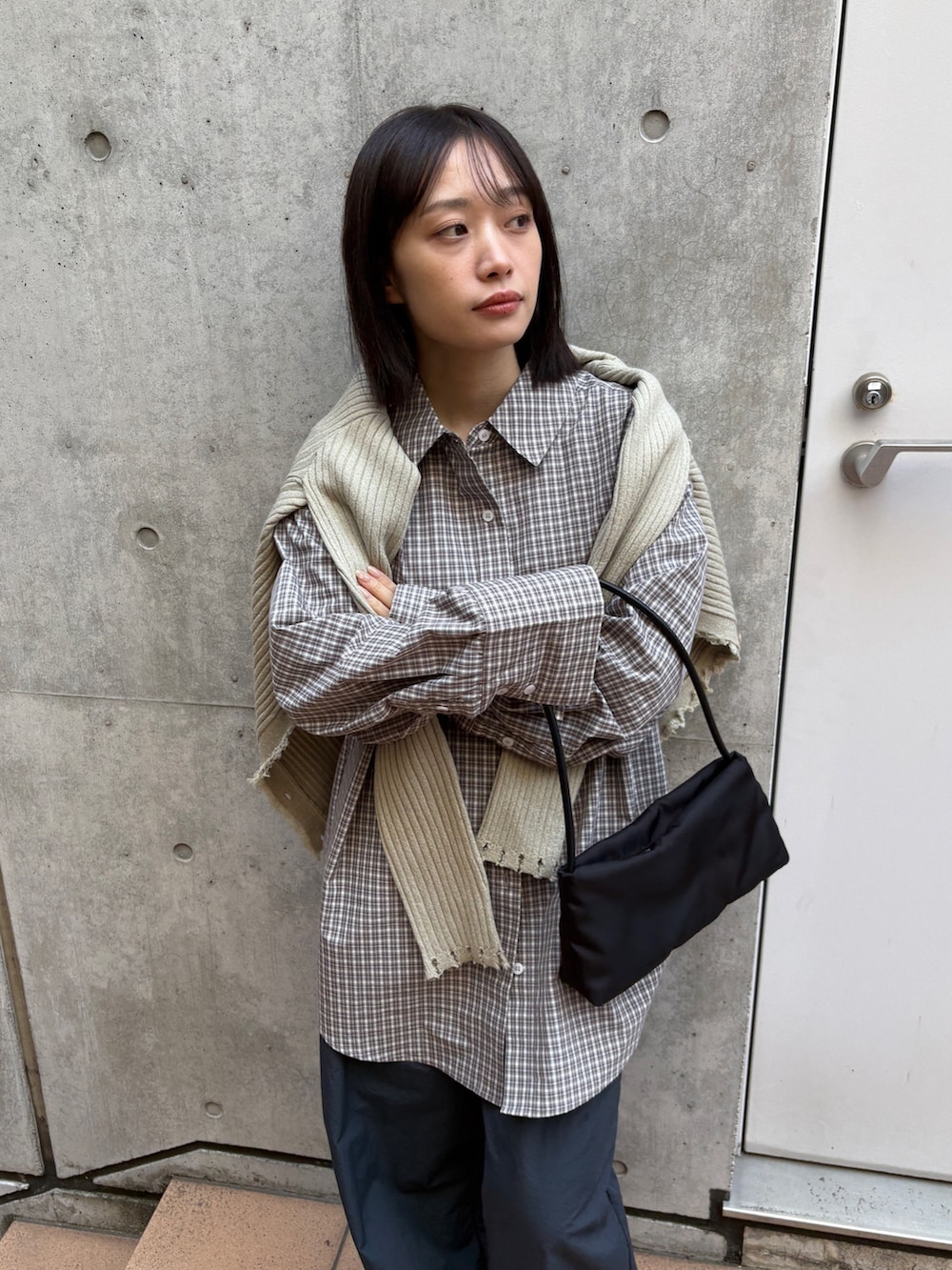 ホワイト系のシャツ/ブラウス、ベージュ系のカーディガン/ボレロ、ブルー系のその他パンツを着用したレディースの春コーディネートの4枚目の写真