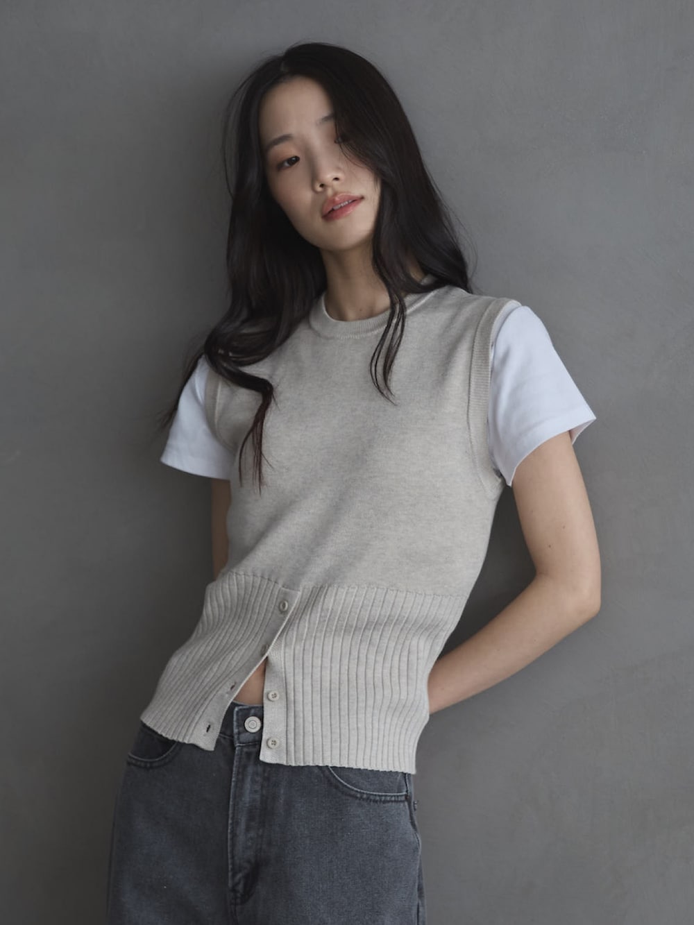 ホワイト系のTシャツ/カットソー、ホワイト系のベスト、ブラック系のローファーを着用したレディースの夏コーディネートの4枚目の写真