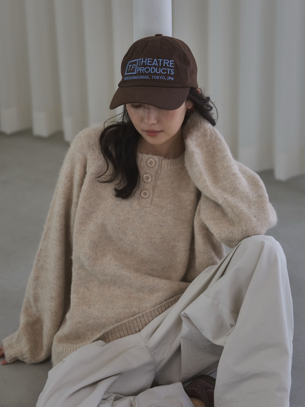 ホワイト系のニット/セーター、ホワイト系のその他パンツ、ブラウン系のスニーカーを着用したレディースの秋コーディネートの6枚目の写真