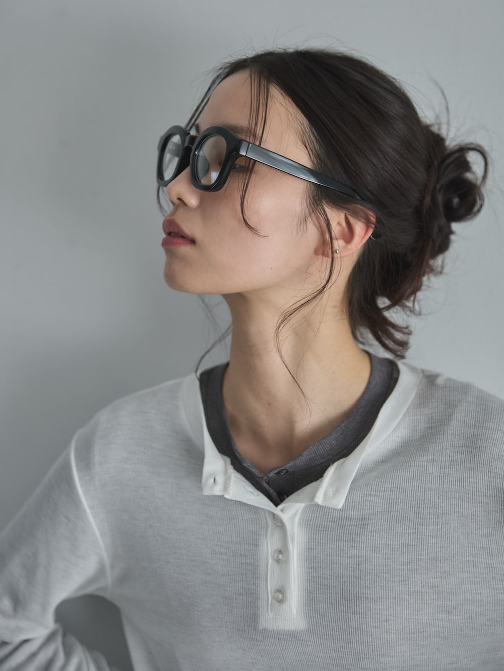 ホワイト系のTシャツ/カットソー、グレー系のTシャツ/カットソー、ブルー系のデニムパンツを着用したレディースの冬コーディネートの6枚目の写真