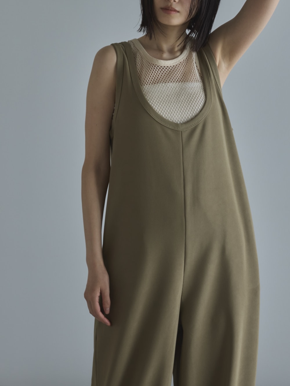 ベージュ系のタンクトップ、ブラック系のサンダル、ベージュ系のサロペット/オーバーオールを着用したレディースの春コーディネートの4枚目の写真