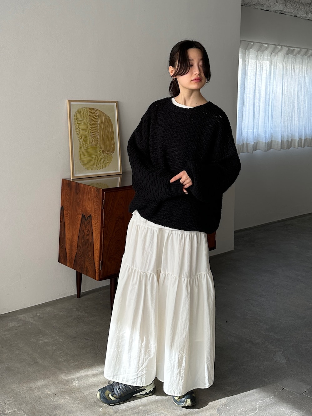 ブラック系のニット/セーター、ホワイト系のスカート、その他のその他を着用したレディースの冬コーディネートの3枚目の写真