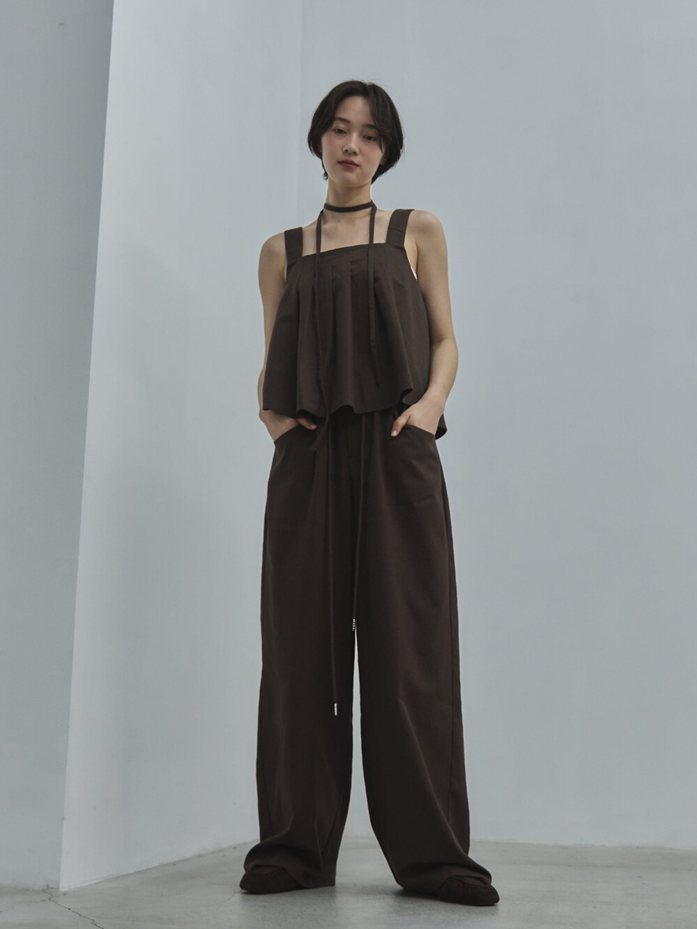 ブラウン系のその他パンツ、ブラウン系のローファー、ブラウン系のシャツ/ブラウスを着用したレディースの春コーディネートの3枚目の写真