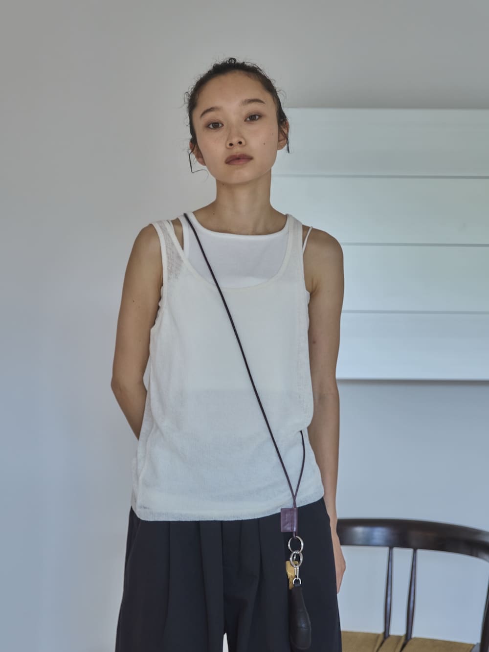 ホワイト系のタンクトップ、ブラック系のその他パンツ、その他のその他を着用したレディースの夏コーディネートの3枚目の写真