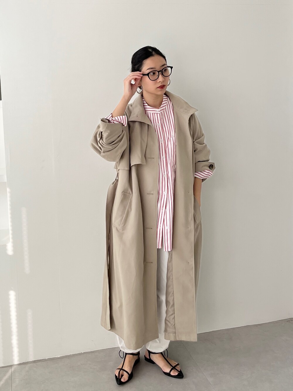 レッド系のシャツ/ブラウス、ブラック系のハンドバッグ、ホワイト系のカーゴパンツを着用したレディースの冬コーディネートの2枚目の写真