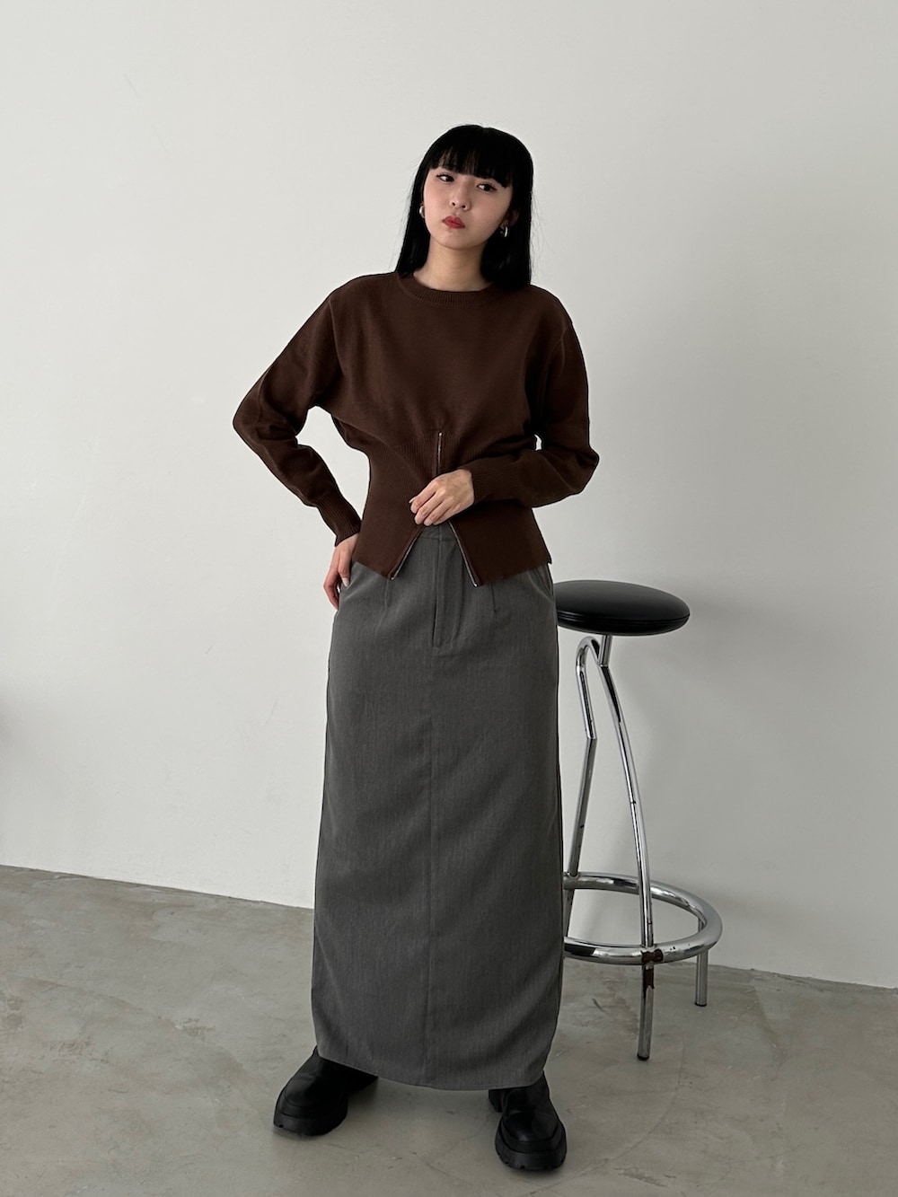 ブラウン系のニット/セーター、グレー系のスカート、その他のその他を着用したレディースの冬コーディネートの3枚目の写真