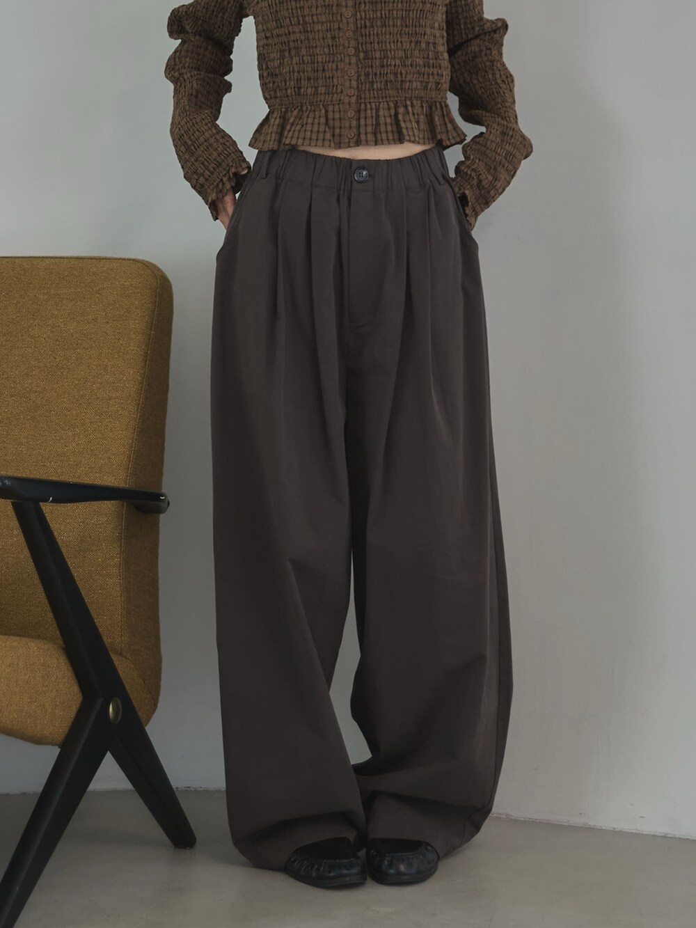ブラウン系のその他パンツ、ブラウン系のシャツ/ブラウス、その他のその他を着用したレディースの秋コーディネートの4枚目の写真