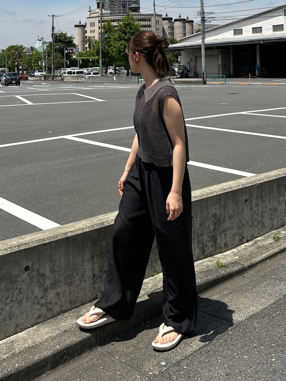 グレー系のニット/セーター、ブラック系のその他パンツ、その他のその他を着用したレディースの春コーディネートの2枚目の写真