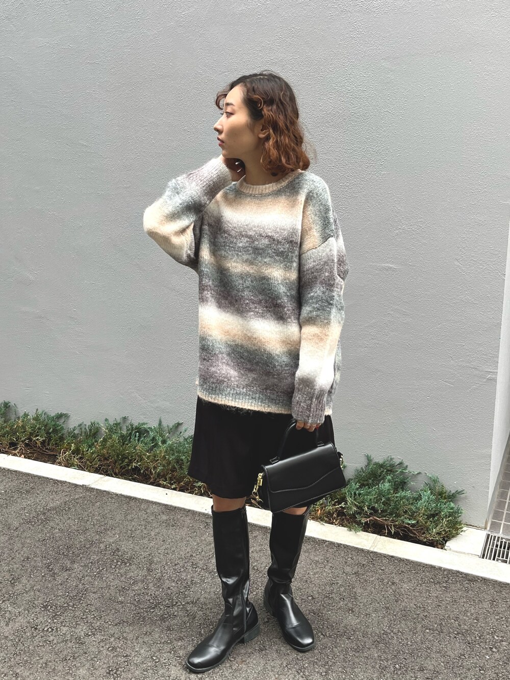 ブラウン系のニット/セーター、ブラック系のその他パンツ、その他のその他を着用したレディースの秋コーディネートの2枚目の写真