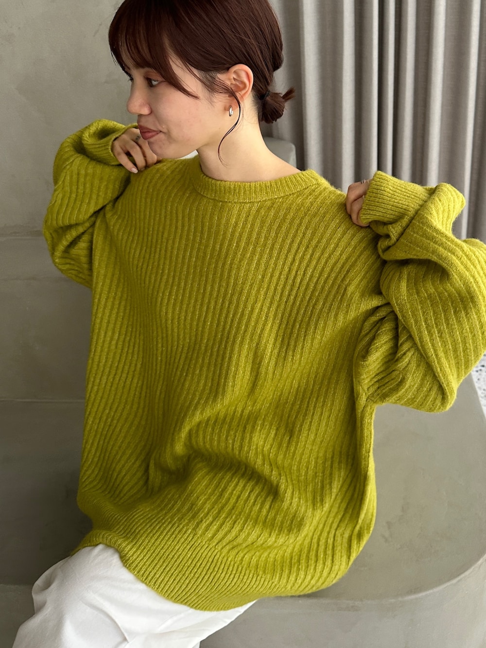 グリーン系のカーディガン/ボレロ、ホワイト系のカーゴパンツ、ホワイト系のスニーカーを着用したレディースの冬コーディネートの4枚目の写真