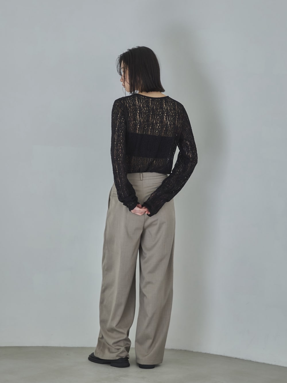 ブラック系のTシャツ/カットソー、ベージュ系のスラックス、その他のその他を着用したレディースの春コーディネートの3枚目の写真
