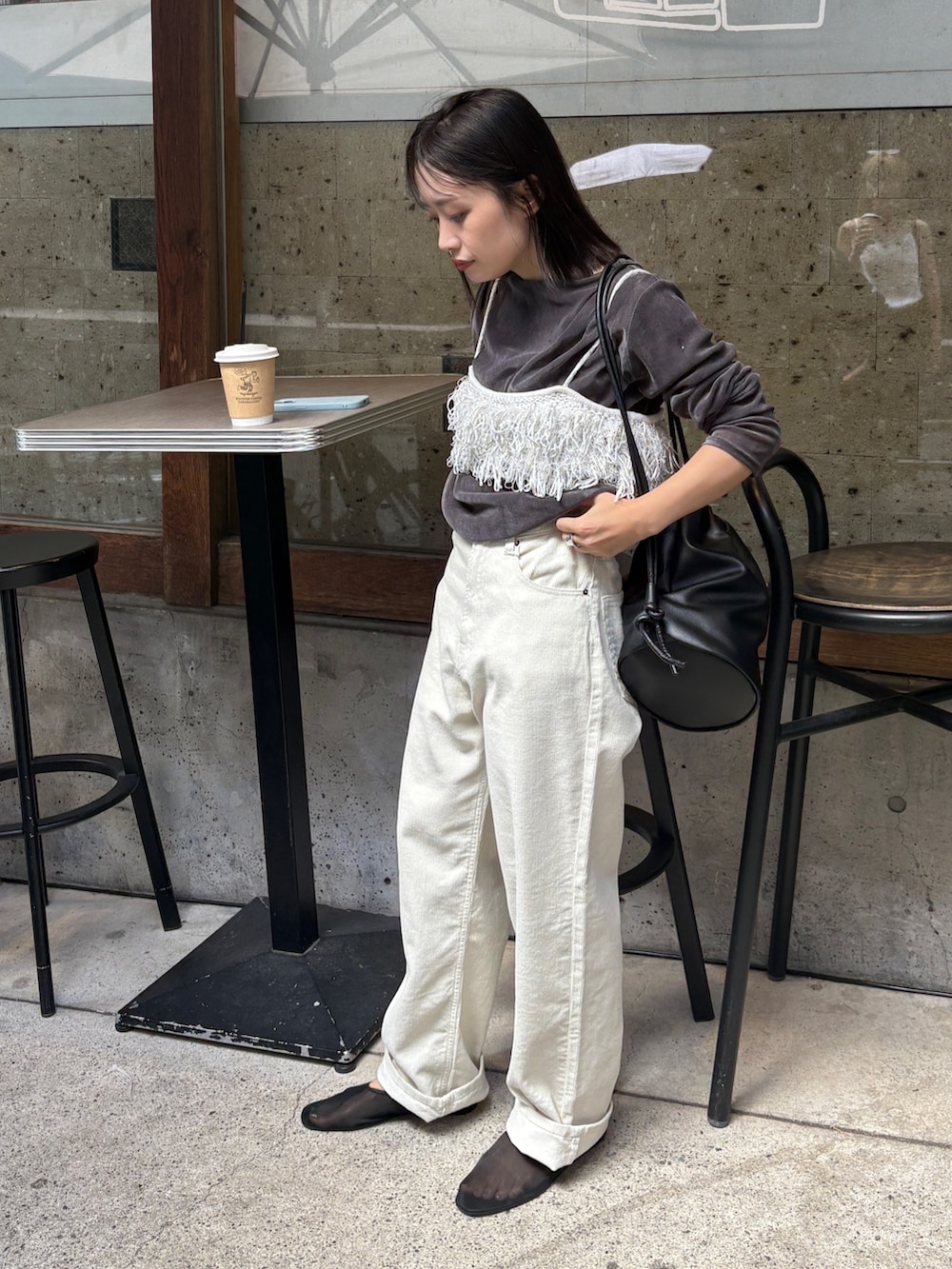 グレー系のTシャツ/カットソー、ブラック系のショルダーバッグ、ホワイト系のその他トップスを着用したレディースの秋コーディネートの2枚目の写真