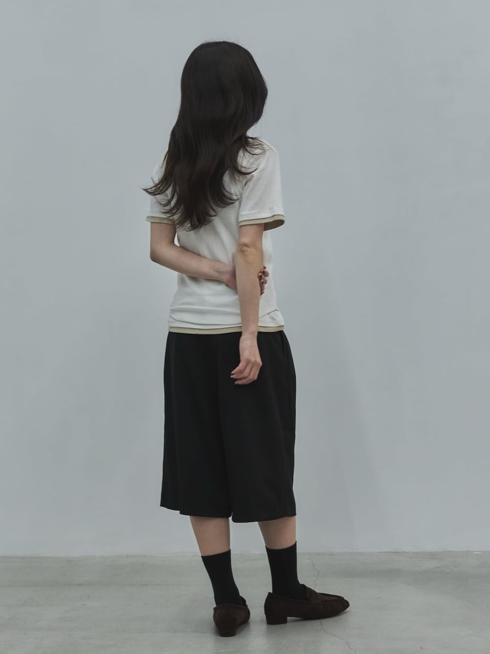 ブラック系のその他パンツ、ホワイト系のTシャツ/カットソー、ホワイト系のタンクトップを着用したレディースの夏コーディネートの3枚目の写真