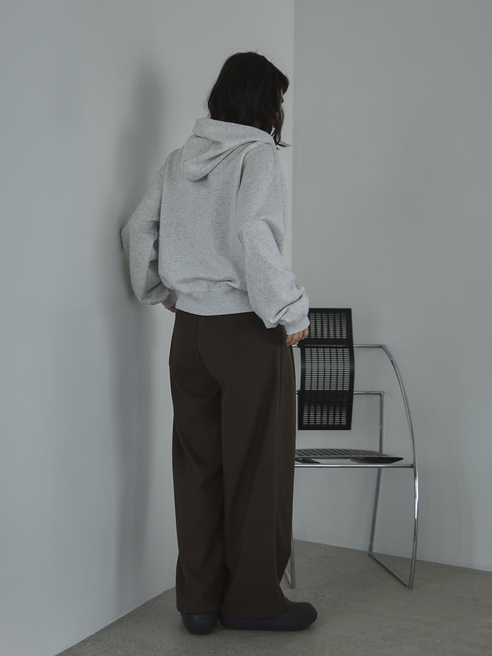 ベージュ系のパーカー、ブラウン系のその他パンツ、ブラック系のサンダルを着用したレディースの冬コーディネートの3枚目の写真