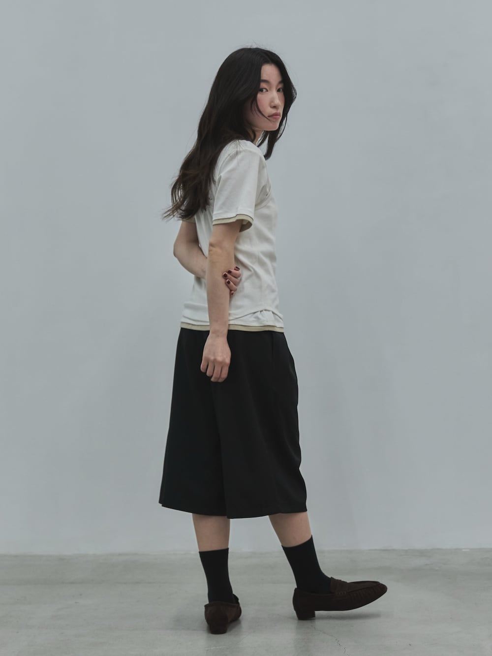 ブラック系のその他パンツ、ホワイト系のTシャツ/カットソー、ホワイト系のタンクトップを着用したレディースの夏コーディネートの4枚目の写真