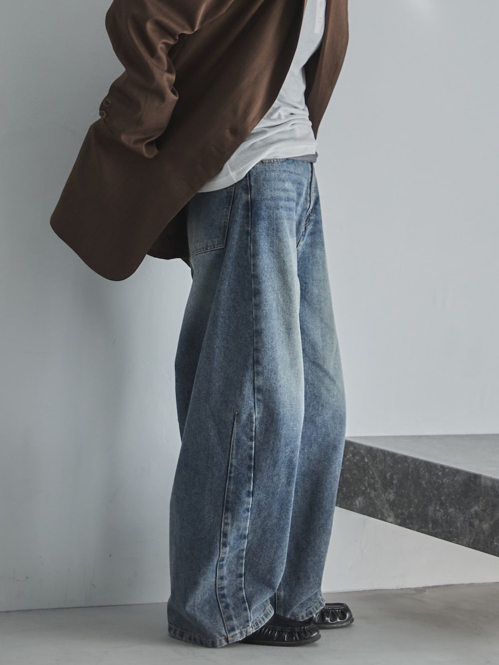 ブルー系のデニムパンツ、ブラウン系のテーラードジャケット、グレー系のTシャツ/カットソーを着用したレディースの春コーディネートの5枚目の写真