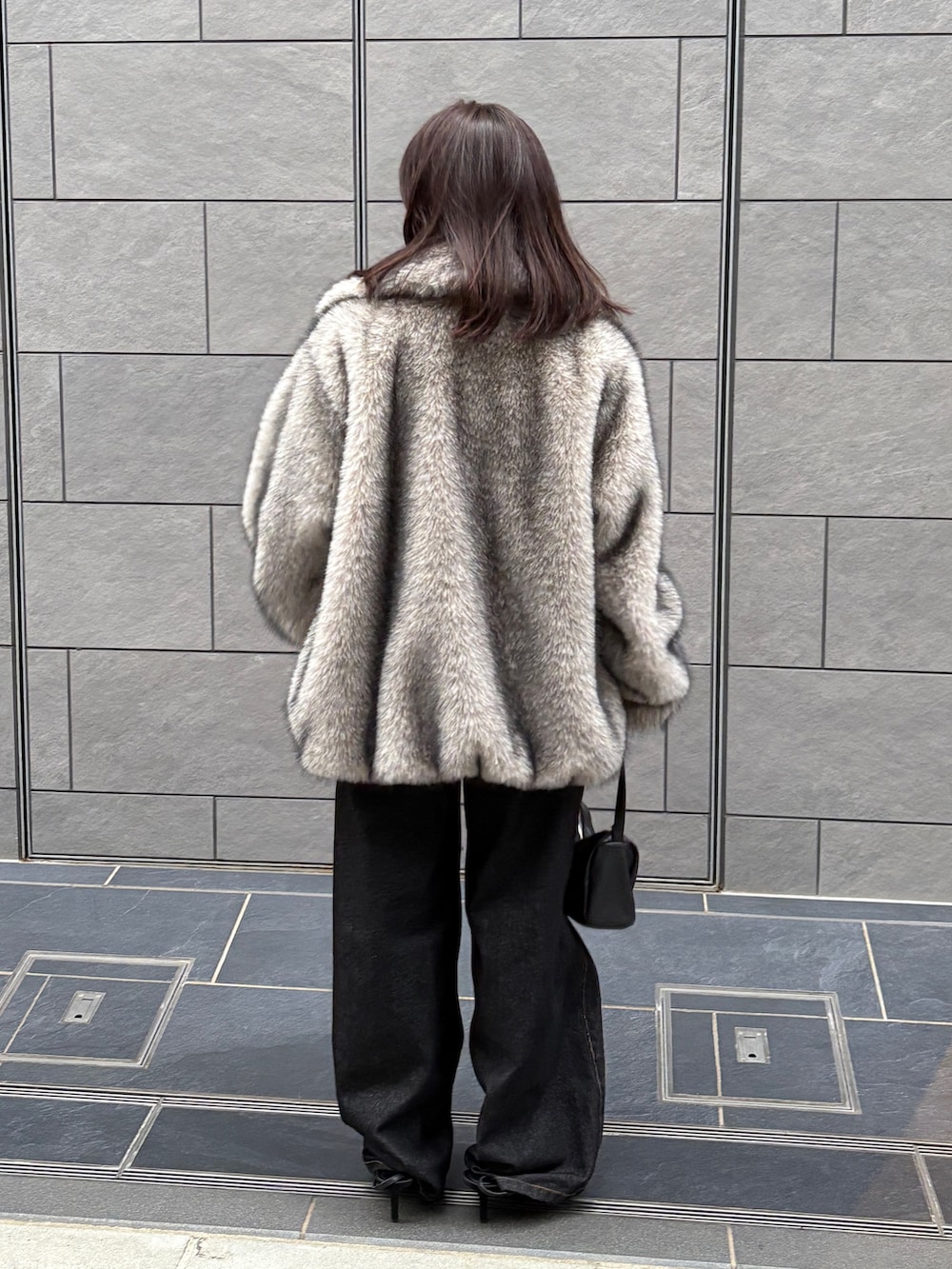 ベージュ系のその他アウター、グレー系のTシャツ/カットソー、ブラック系のショルダーバッグを着用したレディースの秋コーディネートの3枚目の写真