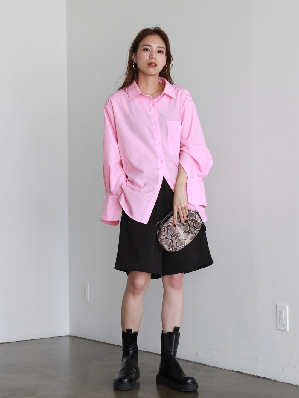 ブラック系のその他パンツ、その他のショルダーバッグ、ピンク系のシャツ/ブラウスを着用したレディースの夏コーディネートの2枚目の写真