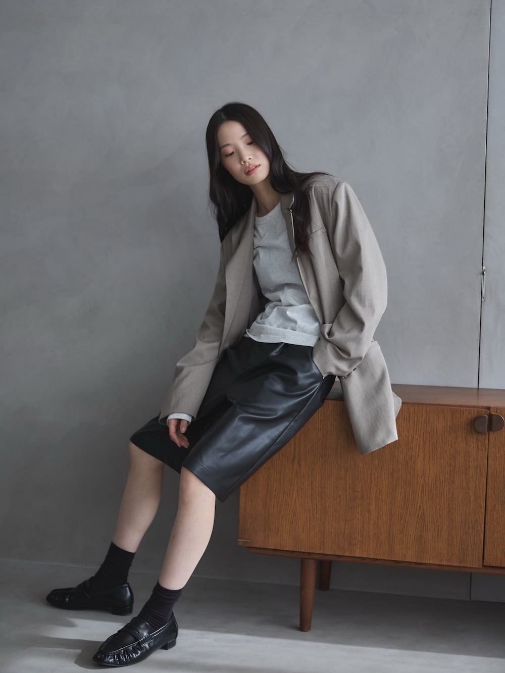 ベージュ系のTシャツ/カットソー、ベージュ系のテーラードジャケット、ブラック系のその他パンツを着用したレディースの春コーディネートの2枚目の写真