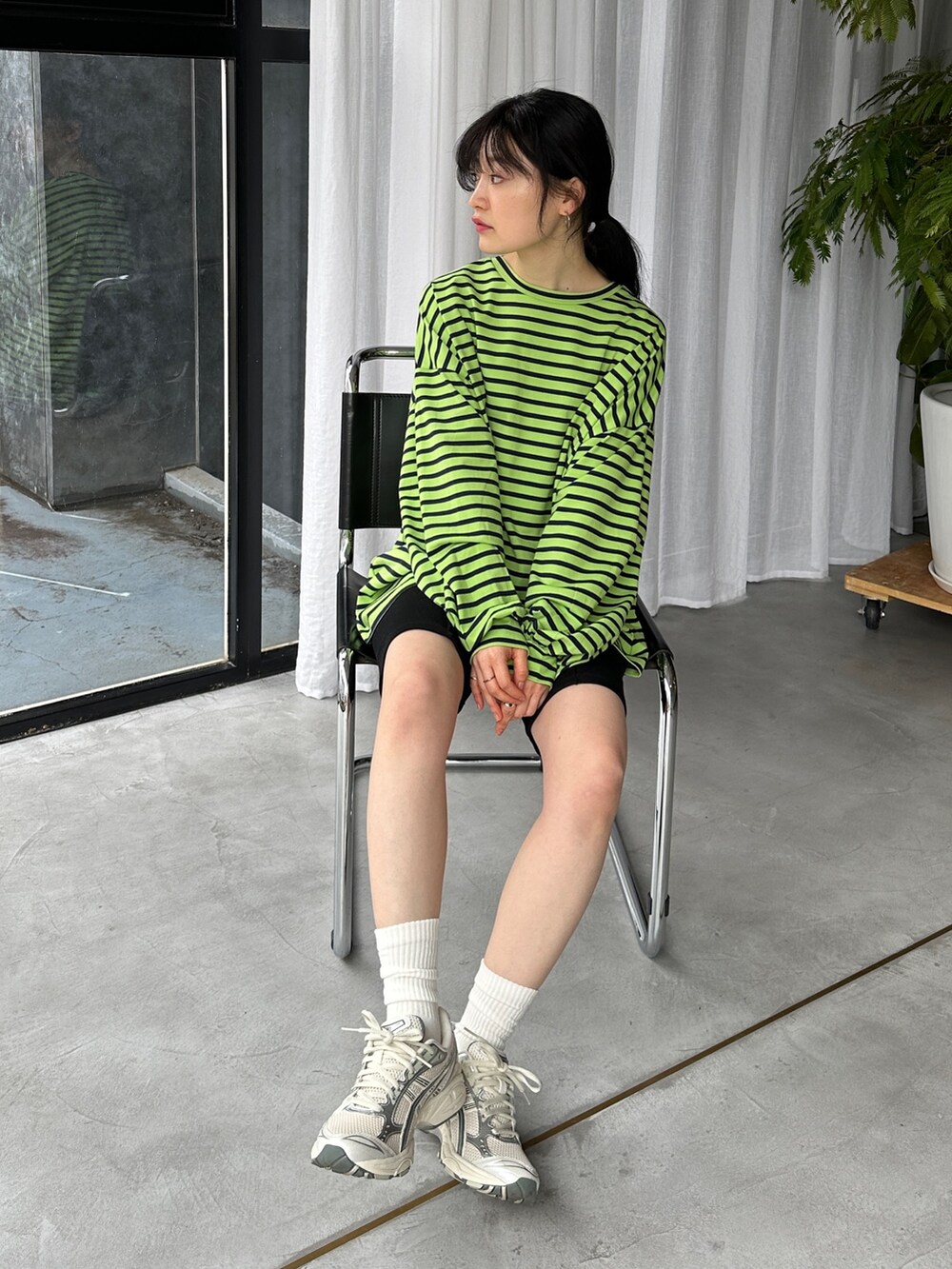 グリーン系のTシャツ/カットソー、ブラック系のその他パンツ、その他のその他を着用したレディースの春コーディネートの3枚目の写真