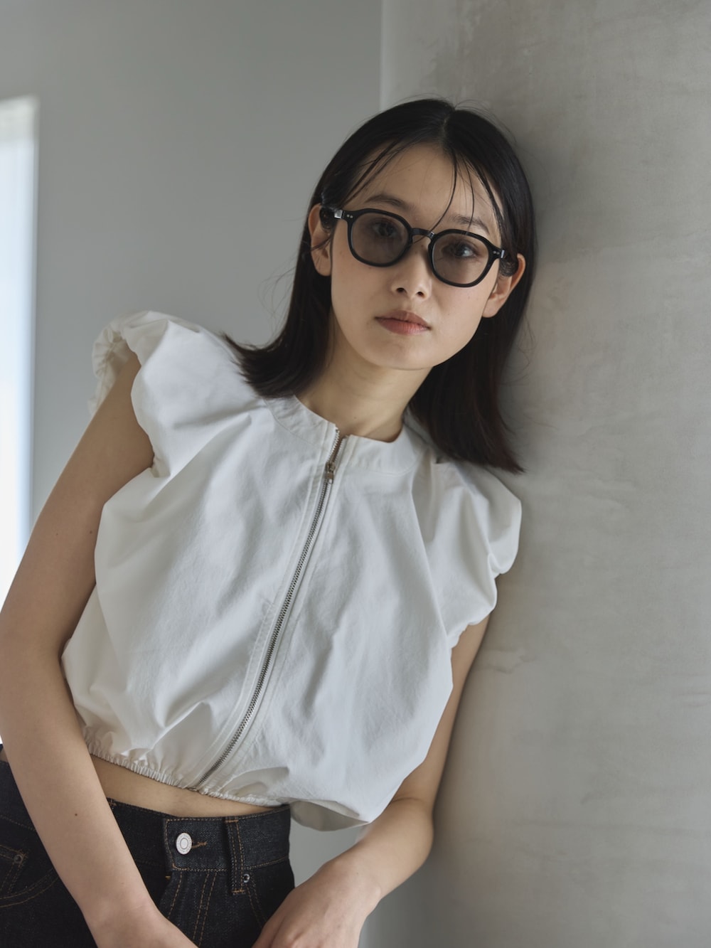 ブラック系のデニムパンツ、ホワイト系のシャツ/ブラウス、ブラック系のボストンバッグを着用したレディースの夏コーディネートの5枚目の写真