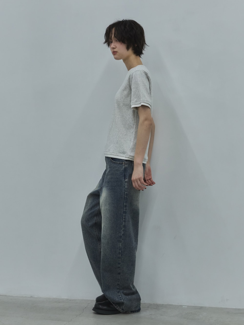 ベージュ系のTシャツ/カットソー、ブルー系のデニムパンツ、ブラック系のその他シューズを着用したレディースの夏コーディネートの2枚目の写真