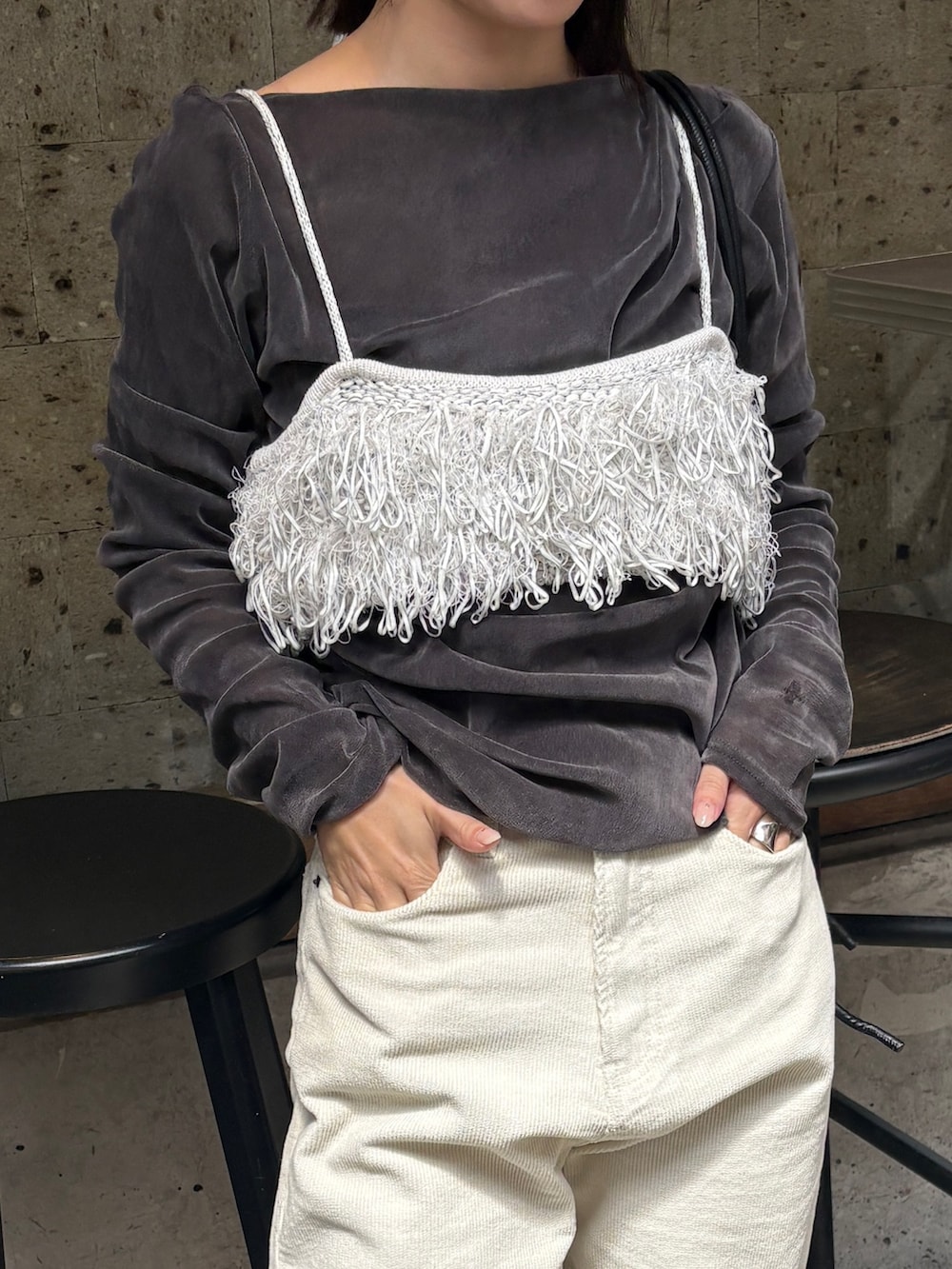 グレー系のTシャツ/カットソー、ブラック系のショルダーバッグ、ホワイト系のその他トップスを着用したレディースの秋コーディネートの5枚目の写真