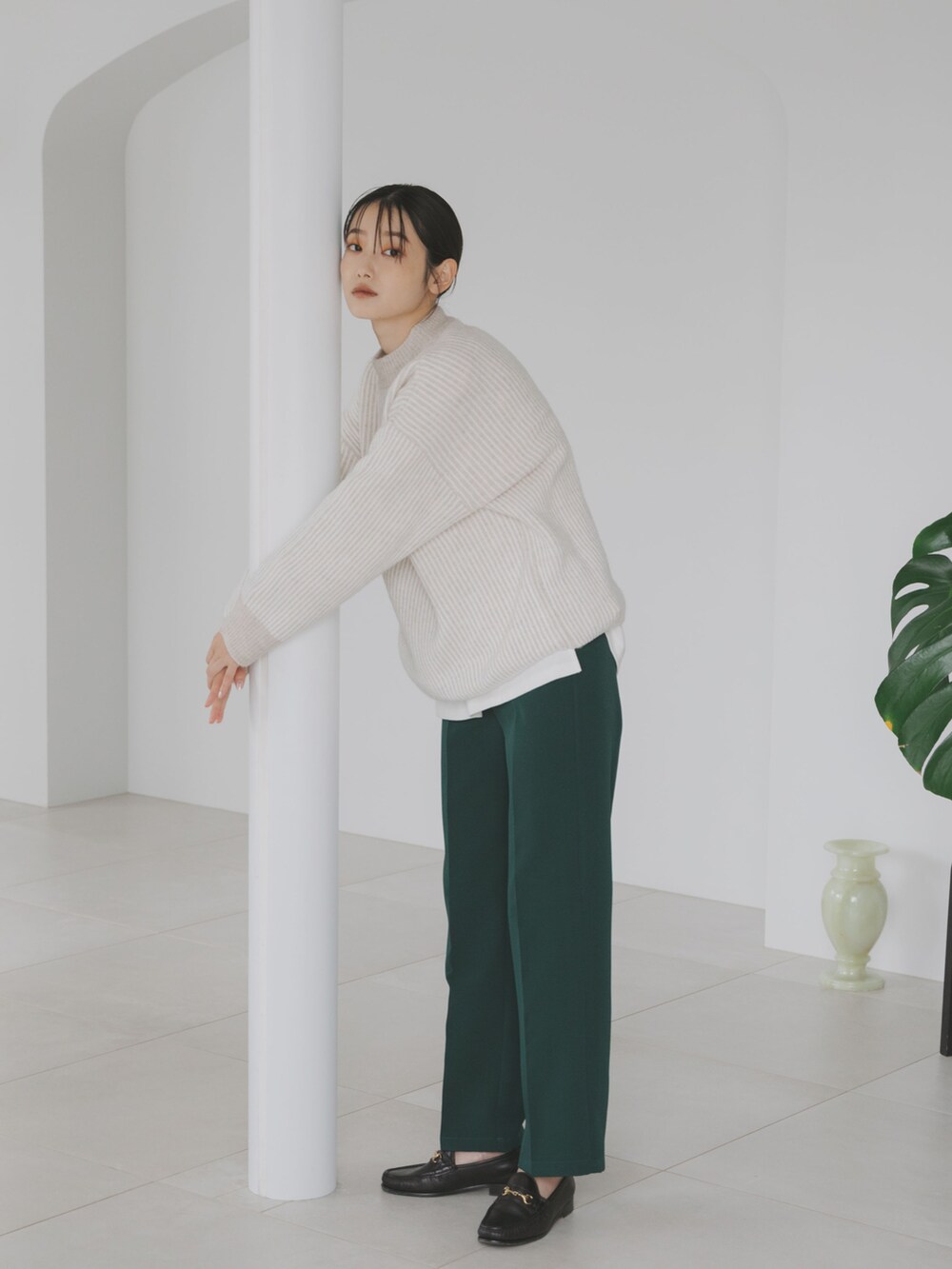 グリーン系のスラックス、ホワイト系のニット/セーター、その他のその他を着用したレディースの秋コーディネートの2枚目の写真