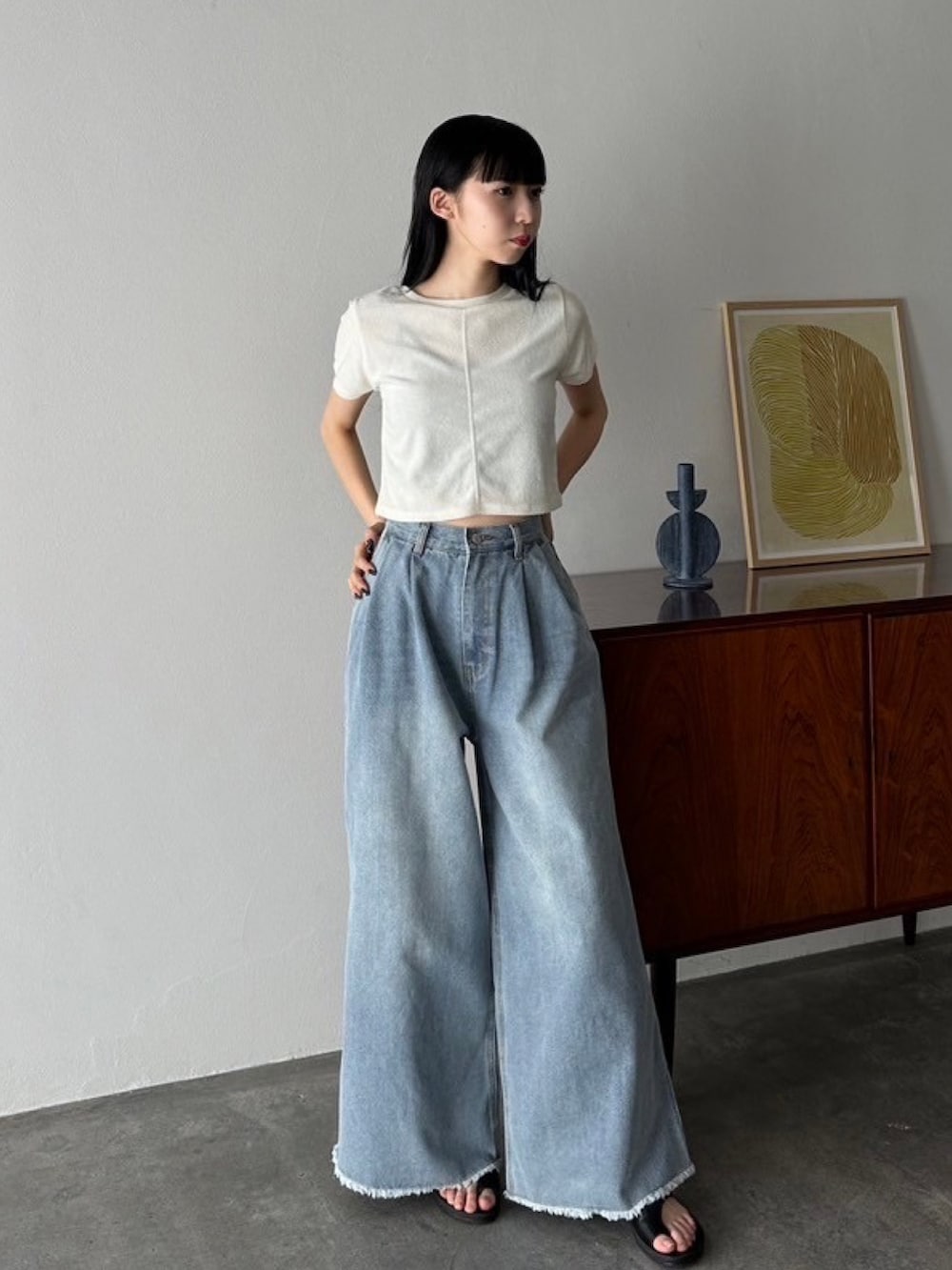 ブラック系のデニムパンツ、ブルー系のデニムパンツ、ブラック系のサンダルを着用したレディースの夏コーディネートの5枚目の写真