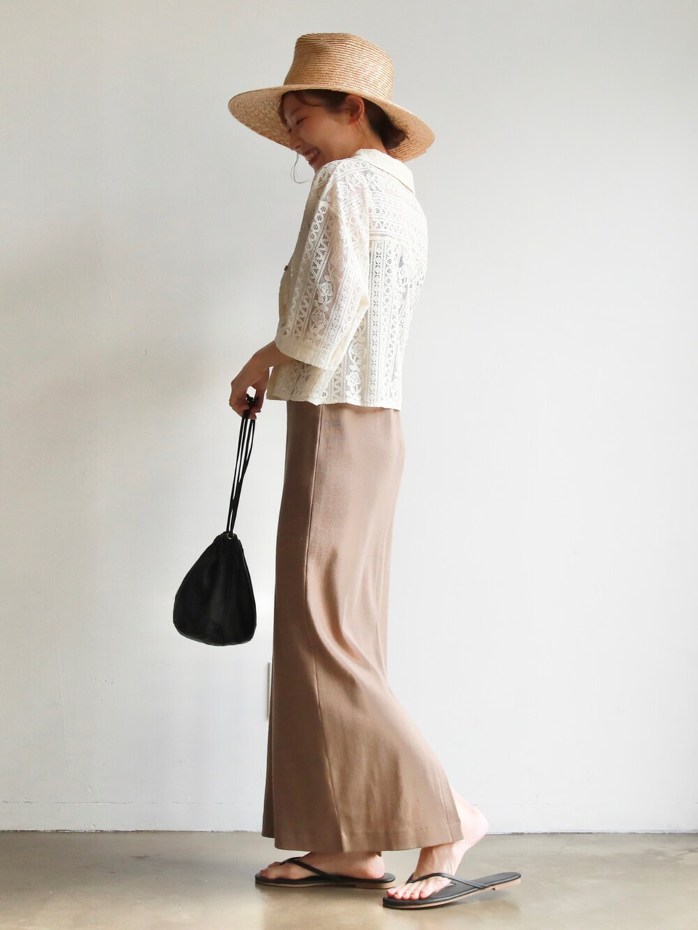 ブラウン系のワンピース、ホワイト系のシャツ/ブラウス、ブラック系のハンドバッグを着用したレディースの春コーディネートの2枚目の写真