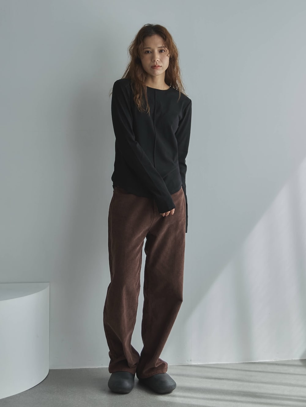 ブラック系のTシャツ/カットソー、ブラウン系のその他パンツ、ブラック系のサンダルを着用したレディースの秋コーディネートの3枚目の写真