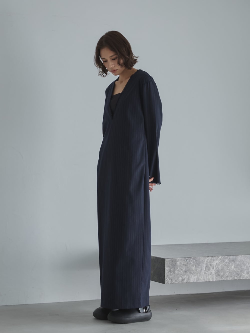 ブルー系のワンピース、ブラック系のサンダル、ブラック系のキャミソールを着用したレディースの冬コーディネートの2枚目の写真