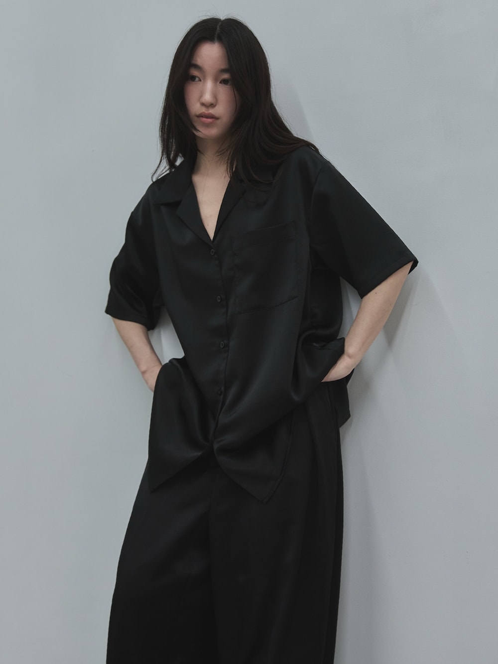 ブラック系のシャツ/ブラウス、ブラック系のその他パンツ、ブラック系のその他シューズを着用したレディースの春コーディネートの2枚目の写真