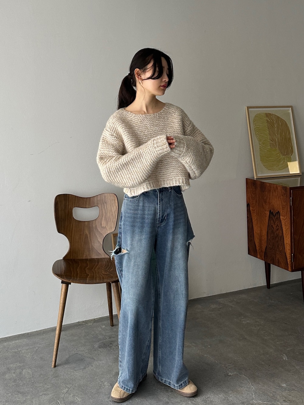 ホワイト系のニット/セーター、ブルー系のデニムパンツ、ベージュ系のスニーカーを着用したレディースの冬コーディネートの2枚目の写真