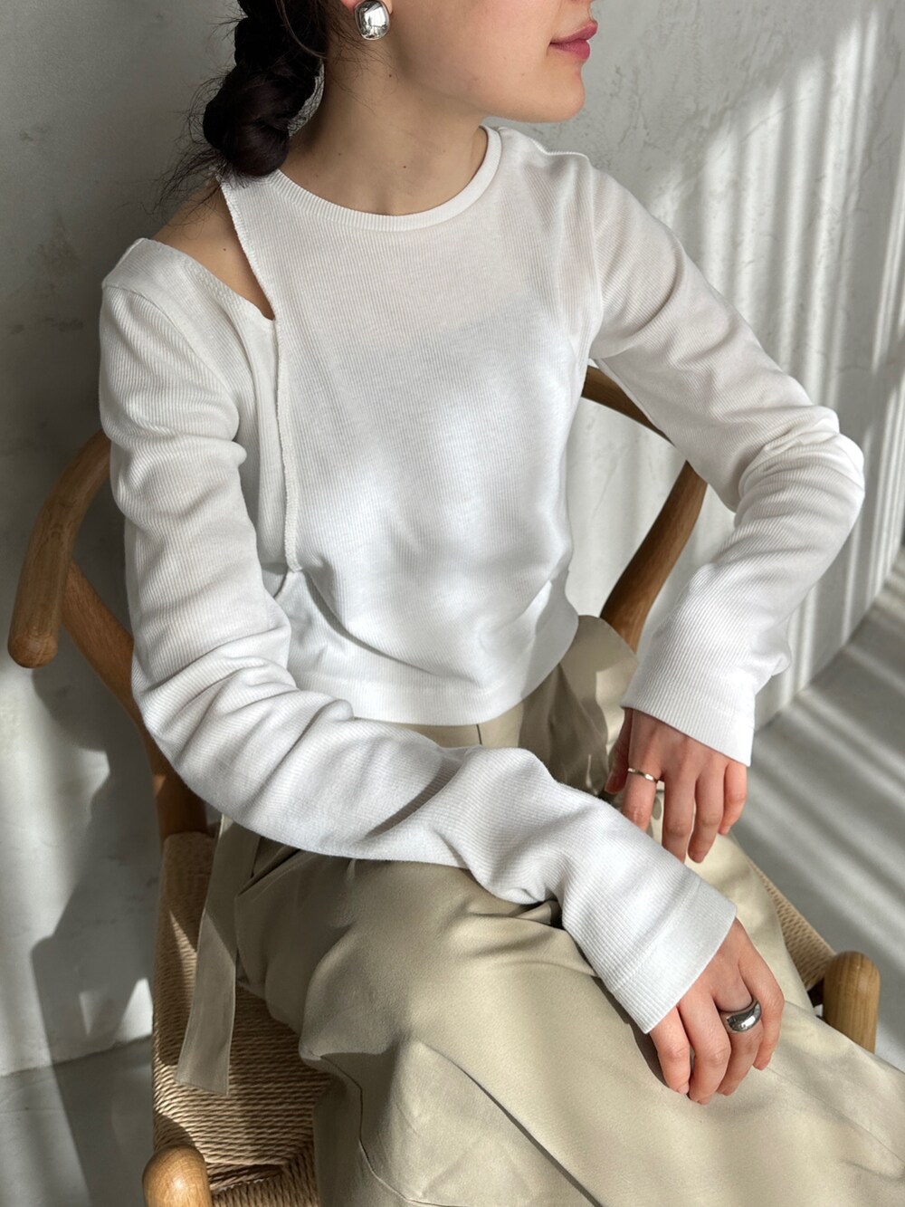ホワイト系のTシャツ/カットソー、ベージュ系のチノパンツ、その他のその他を着用したレディースの春コーディネートの3枚目の写真