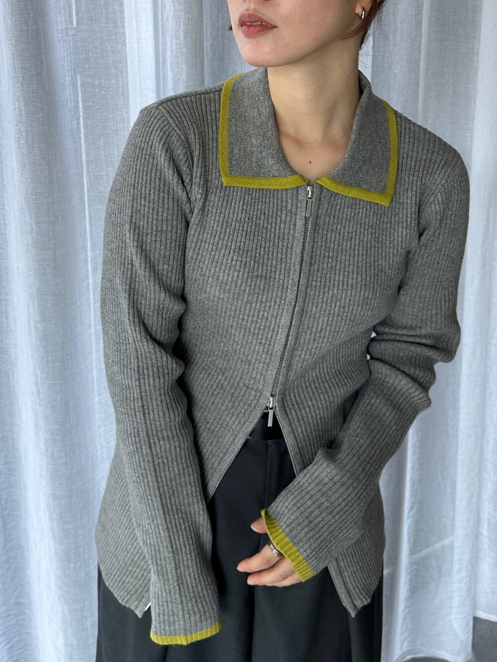 グレー系のニット/セーター、グレー系のその他パンツ、その他のその他を着用したレディースの春コーディネートの3枚目の写真