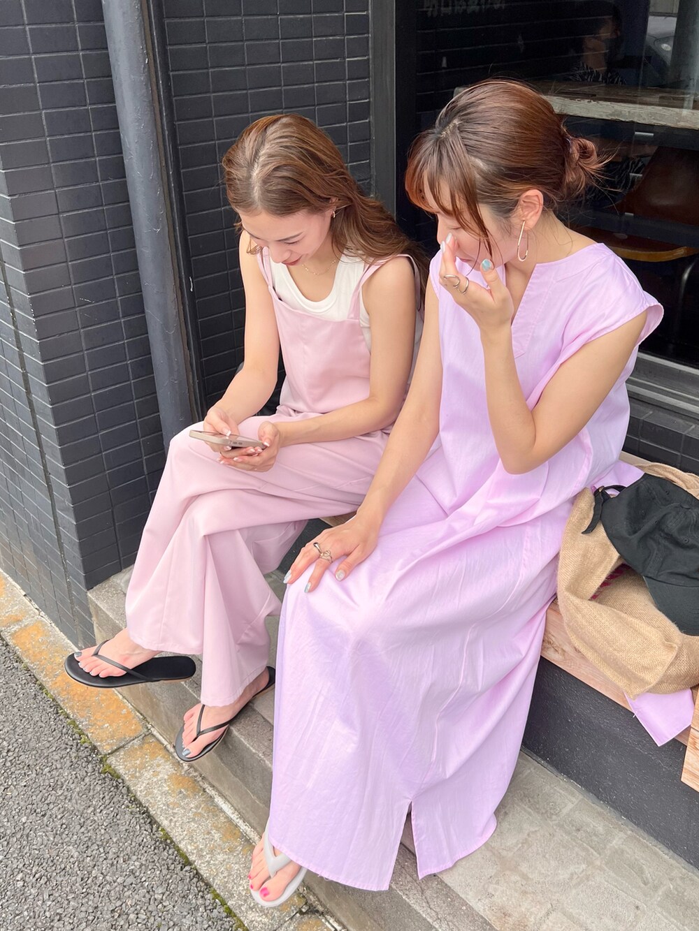 ブラック系のサンダル、ピンク系のサロペット/オーバーオール、ピンク系のシャツワンピースを着用したレディースの夏コーディネートの4枚目の写真