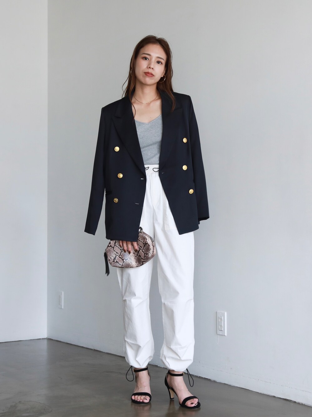 ブルー系のテーラードジャケット、ホワイト系のTシャツ/カットソー、その他のショルダーバッグを着用したレディースの夏コーディネートの3枚目の写真