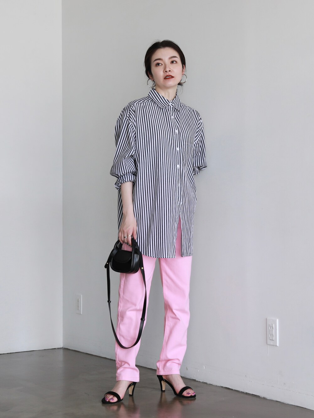 ブラック系のサンダル、ブラック系のシャツ/ブラウス、その他のその他を着用したレディースの夏コーディネートの3枚目の写真