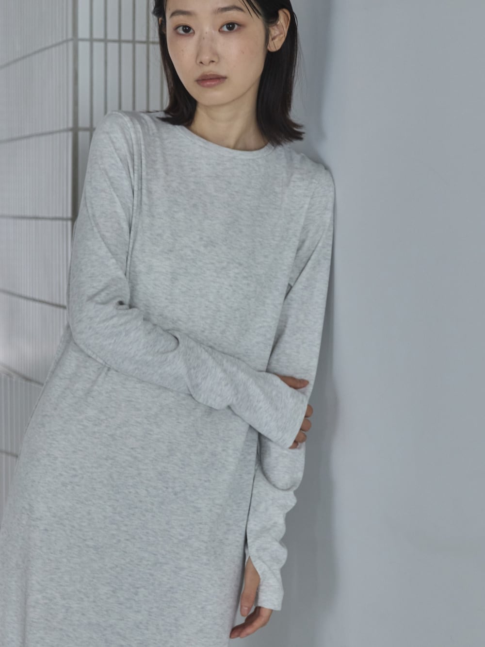 ベージュ系のワンピース、ブラック系のサンダル、その他のその他を着用したレディースの秋コーディネートの4枚目の写真