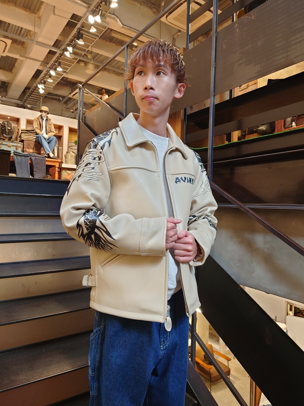 「ストリート、AVIREX、白、キレイめ、ペインターパンツ、シンプルスタイル、90'sスタイル、ドラゴン、秋冬コーデ、AVIREXBelle」｜「AVIREXの《REBUILD COLLECTION》バーシティー ペインター パンツ /  VARSITY PAINTER PANTS（デニムパンツ、その他）」を使った、yuukiさん（メンズ・167cm）の秋コーディネートの2枚目の写真